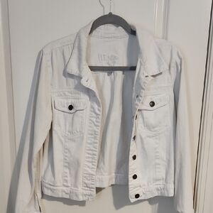 White Jean Jacket with Classic Design and Relaxed Fit